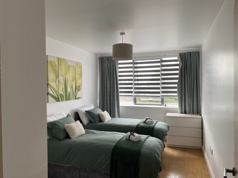 Bedroom with twin beds